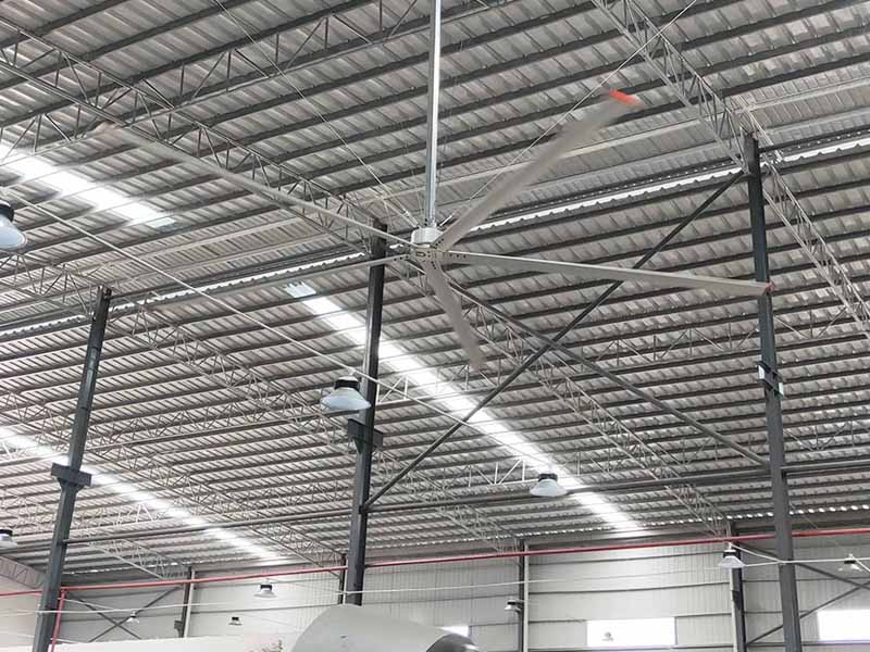 Ventilador de techo de baja velocidad de alto volumen instalado en un almacén coreano