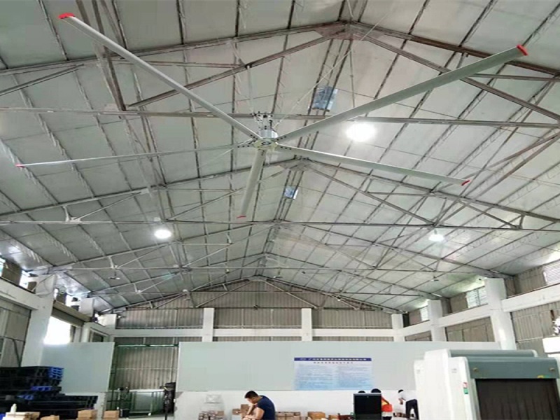 Taller de enfriamiento con un gran ventilador de techo, resuelva rápidamente el problema de enfriamiento en fábrica